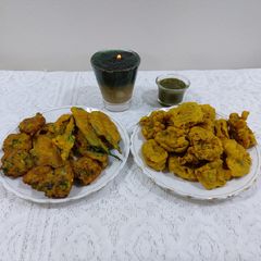 A picture of Onion potato spanich pakora.