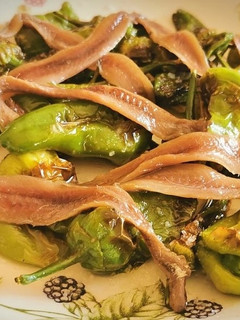 Una foto de Tapa de Pimientos de Padrón con Anchoas