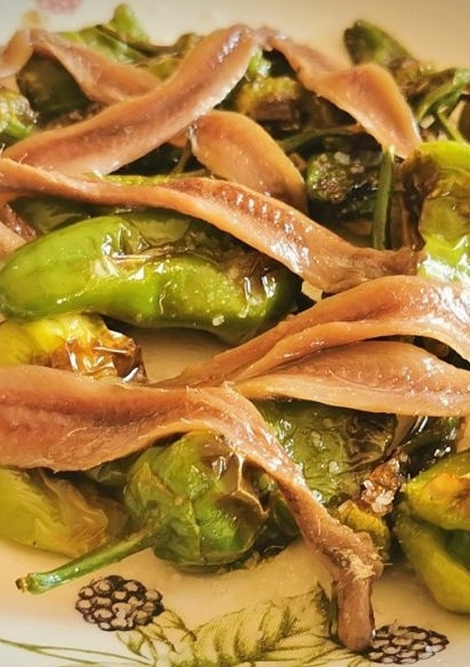 Una foto de Tapa de Pimientos de Padrón con Anchoas