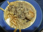 Una foto de muslo pollo al champignon