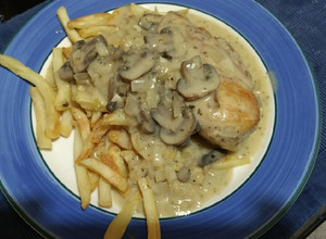 Una foto de Pollo al champiñón
