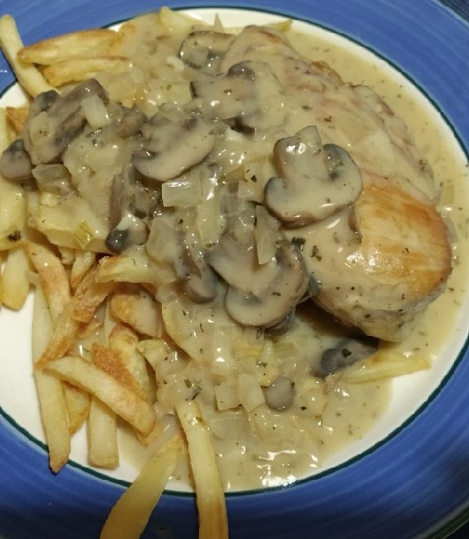 Una foto de Pollo al champiñón