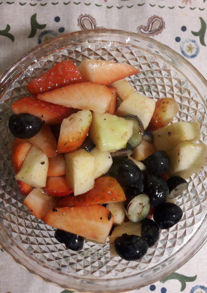 Una foto de Ensalada de manzana, fresas y arándanos a la vinagreta de pimentón