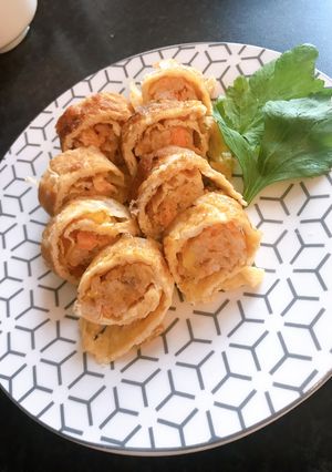 รูปของ โรลข้าวผัดไข่คลุกแซลมอน สูตรง่ายเวอร์ Fried Rice Salmon Roll