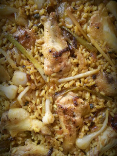 Una foto de Arroz con pollo de corral y ajos tiernos