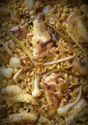 Una foto de Arroz con pollo de corral y ajos tiernos