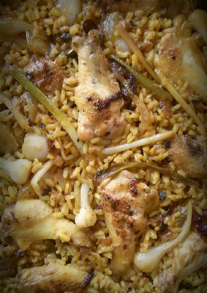 Una foto de Arroz con pollo de corral y ajos tiernos