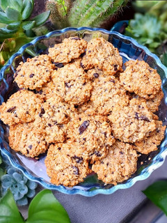 Una foto de 🥥🍫Galletitas de avena, chocolate amargo, agua de coco y coco rallado -sin harina🍫🥥 súper fáciles