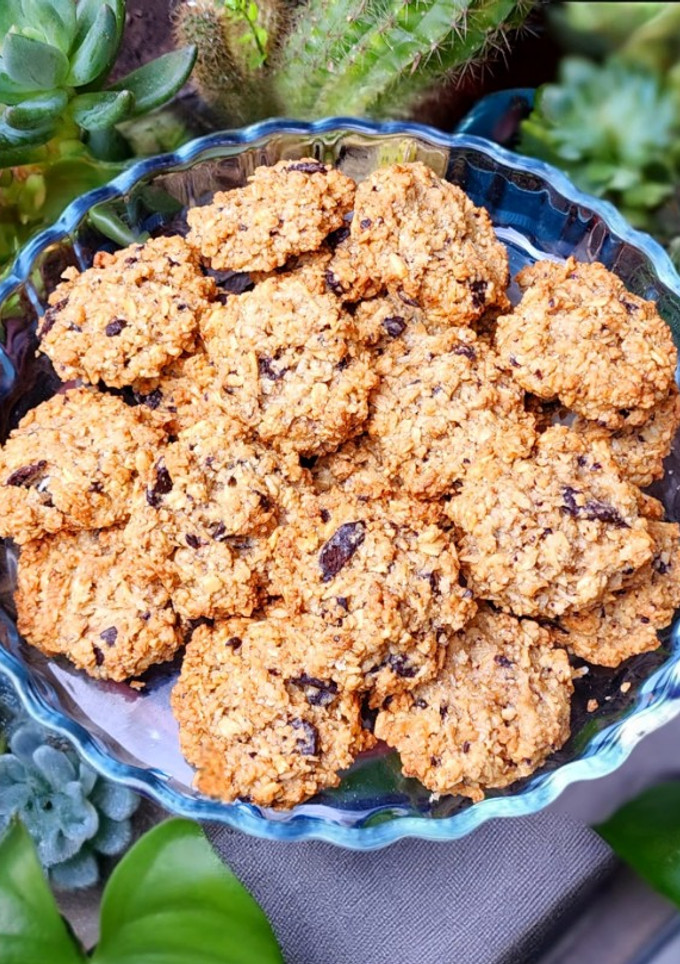 Una foto de 🥥🍫Galletitas de avena, chocolate amargo, agua de coco y coco rallado -sin harina🍫🥥 súper fáciles