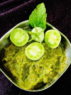 कच्चे हरे टमाटर की चटनी (kacche hare tamatar ki chutney recipe in Hindi) रेसिपी मुख्य फोटो