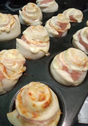 Una foto de Rosas de jamón y muzzarella 💞😎