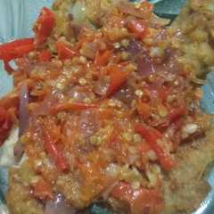 A picture of Ayam geprek.