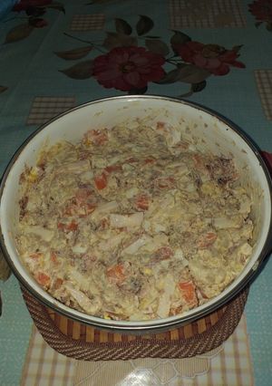 Фото Диетический салат с кальмарами и овощами.