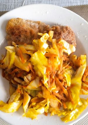 Una foto de Ensalada tibia de repollo y zanahoria