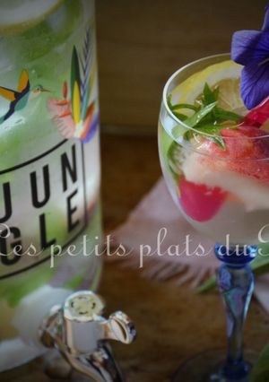 Une photo de Flavored water, peach and verbena lemon grass : eau parfumée naturelle à la pêche et verveine citron