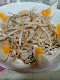 Una foto de Ensalada de brotes de soja y gambas