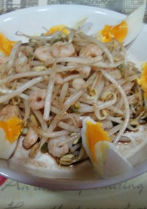 Foto principal de Ensalada de brotes de soja y gambas