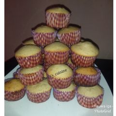 A picture of 100 pieces cupcakes.
