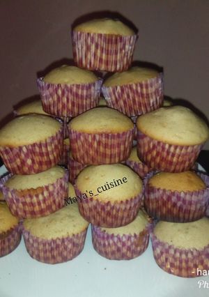 A picture of 100 pieces cupcakes.