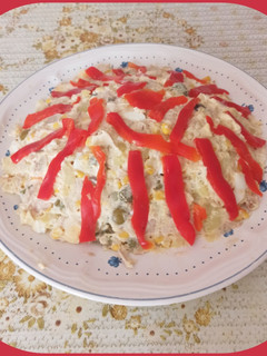 Una foto de 🥗Ensaladilla rusa con encurtidos 🧅