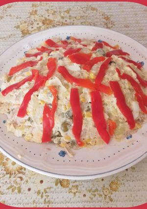 Una foto de 🥗Ensaladilla rusa con encurtidos 🧅