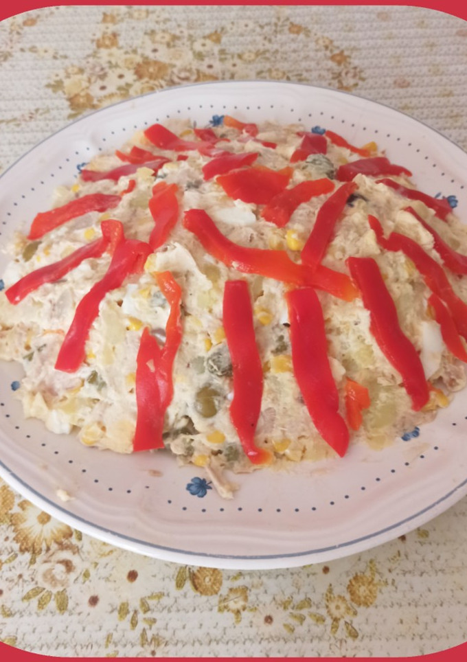 Una foto de 🥗Ensaladilla rusa con encurtidos 🧅