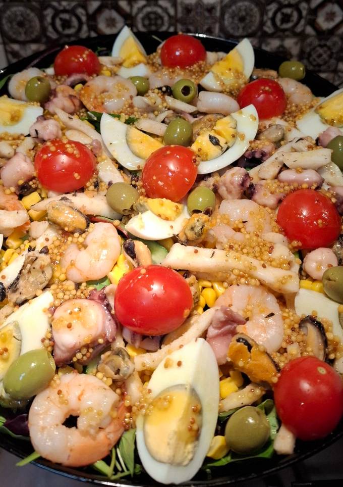 Салат з морепродуктами, яйцем та маслинами😋