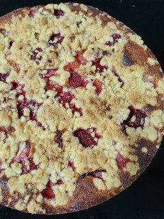 Una foto de Queque con fresas y migas