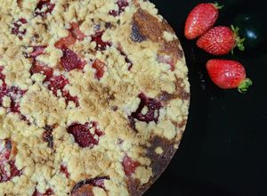 Una foto de Queque con fresas y migas