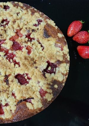Una foto de Queque con fresas y migas