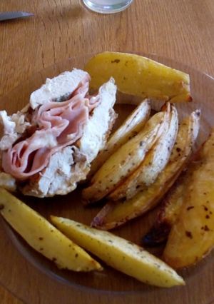 Una foto de Pollo deshuesado con papas rústicas