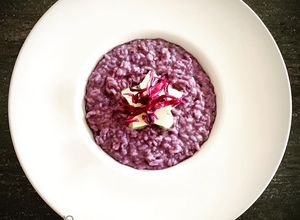 Foto di Risotto mantecato al cavolo cappuccio viola e gorgonzola dolce