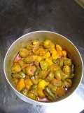Aloo potoler dalna (Potatoes parwal curry)