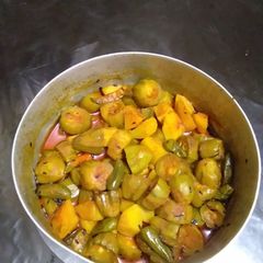 A picture of Aloo potoler dalna (Potatoes parwal curry).