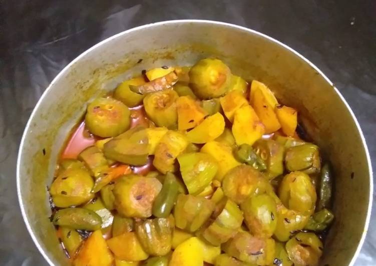 Aloo potoler dalna (Potatoes parwal curry)