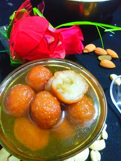 ब्रेड के गुलाब जामुन(BREAD KE GULAB JAMUN RECIPE IN HINDI) रेसिपी मुख्य फोटो
