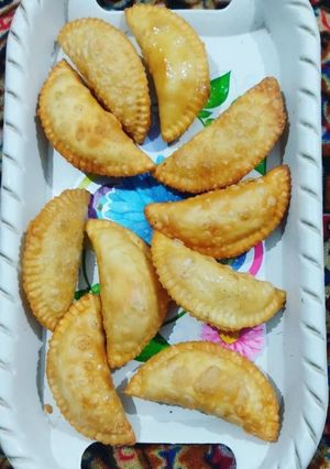 होम मेड गुझिया(home made gujiya recipe in hindi) रेसिपी मुख्य फोटो