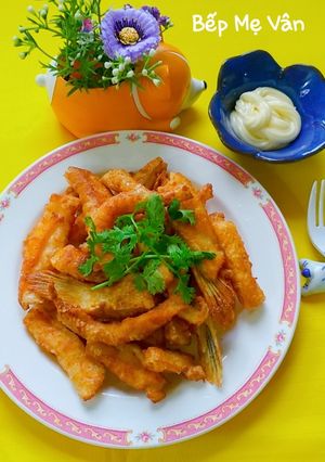 Hình của món Lườn cá hồi chiên giòn chấm xốt mayonnaise.