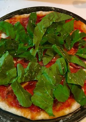 Foto de Pizza de muzzarella de búfala, jamon e rúcula orgânica