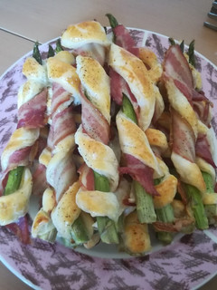 Una foto de Espárragos con bacon y hojaldre