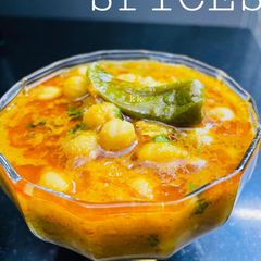 A picture of Chiker Cholay with three Spices.