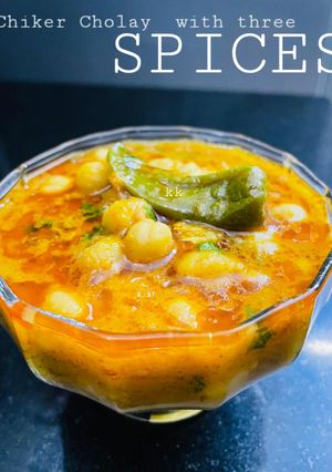A picture of Chiker Cholay with three Spices.