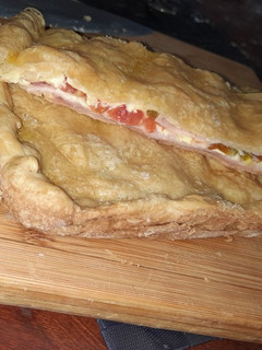 Una foto de Torta de fiambre hojaldrada