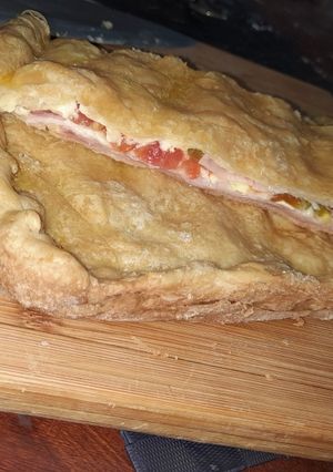 Una foto de Torta de fiambre hojaldrada