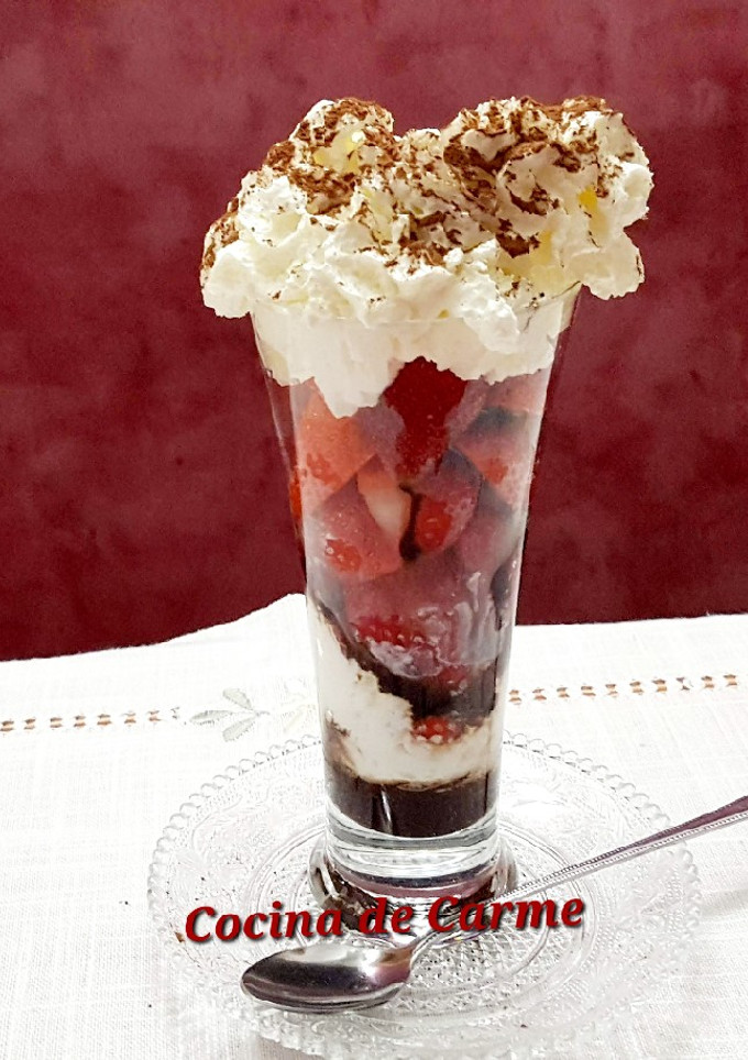 Una foto de Fresones con nata y salsa de chocolate