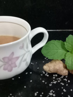 આદું- ફુદીના ની ચા (Ginger Mint Tea Recipe in Gujarati) રેસીપી મુખ્ય ફોટો