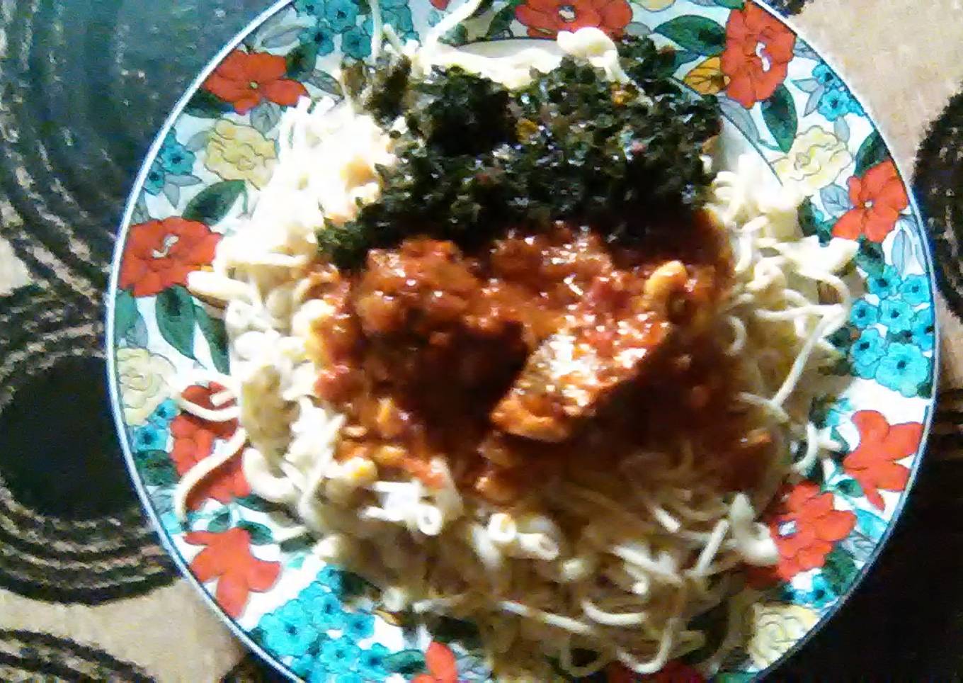 Spaghetti and macaroni with stew