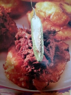 Una foto de Tostones de cerdo en adobo