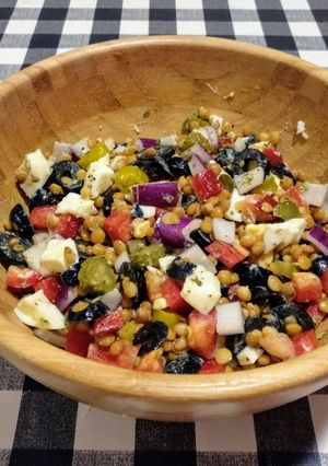 Foto principal de Ensalada veraniega de lentejas con lo que tenía a mano