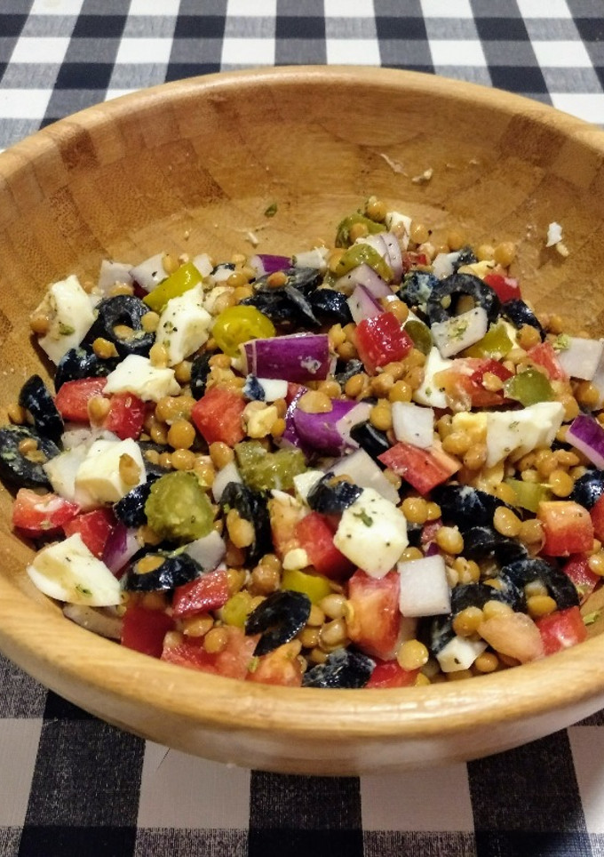 Una foto de Ensalada veraniega de lentejas con lo que tenía a mano